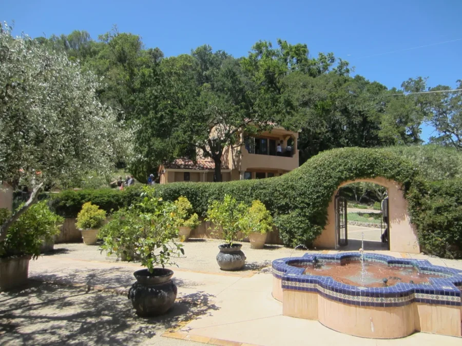 frontviewoutjpg (900x675)