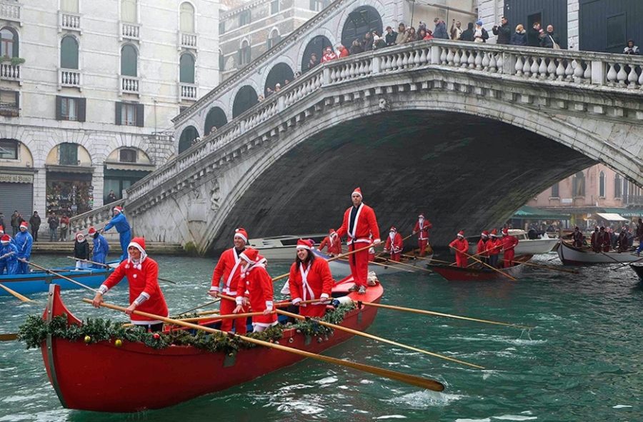 santa gondoliers (900x591)